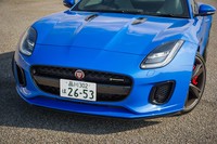 フロントマスクでは、LEDヘッドランプと、バンパーの左右に備わるエアインテークの形状が変更されている。