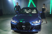 「BMWアルピナB4グランクーペ」の発表会ではニコル・グループ代表職務執行者社長ミヒャエル・ヴィット氏（左）が登壇し、車両概要を説明した。