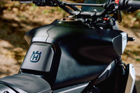 他の「ヴィットピレン／スヴァルトピレン」のモデルとも共通する、ユニークな形状のタンクカバー。燃料タンクの容量は14リッターだ。