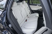 リアシートにもヒーターが標準装備。足元空間は十分に広いが、クーペボディーのためヘッドレストは天井にほど近いところに位置している。