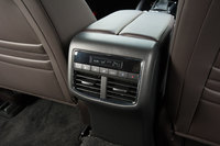 空調には、全車共通で3ゾーン（運転席、助手席、後席）個別調整機能付きのフルオートエアコンが搭載される。