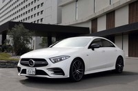 「CLS53 4MATIC＋」の最小回転半径は左ハンドル車が5.9mで右ハンドル者が6.0m。絶対的にも大きいが、「CLS220dスポーツ」の5.4m、「CLS450 4MATICスポーツ」の5.5mと比べてもだいぶ大きくなっている。