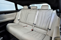 後席の足元はロングホイールベースの恩恵もあり、写真のように広々としている。左右のドアには、1リッターのペットボトルも収容できる大型のドアポケットを配置。試乗車ではオプションのエクスクルーシブパッケージが選択されており、後席にもヒーター機能が備わる。