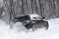 コンパウンドの柔らかさがキモとなるスタッドレスタイヤ。経年劣化に配慮した「オブザーブGIZ2」では4年使用時の硬化レベルを従来品の4～6割ほどに抑えているという。