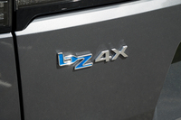 リアに貼られた「bZ4X」のバッジ。「Touring」の文字は車体のどこにも見当たらない。
