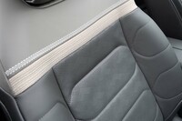 シート表皮の穴は大中小の3種類を組み合わせることでシェブロンを表現。その上の白い帯状の部分と、さらに上にある白いステッチにもシェブロンが使われている。