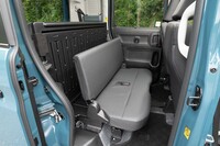4ナンバーの商用車であるため、後席はつくりもスペースも最低限。普段は畳んで使うことが前提となる。