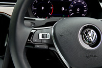 ステアリングホイールの左側スポーク部には、全車速追従機能付きの「アダプティブクルーズコントロール“ACC”」のスイッチが備わる。