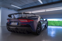 大型のリアウイングやボディー下部に備わるディフューザーが目を引く。ドアは「MC20」と同じく跳ね上げ式を採用。