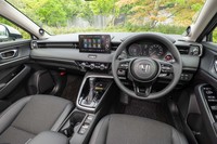 インテリアは塊感のあるフォルムで力強さを表現しつつ、ソフトパッドを多用することで優しさもアピール。上位グレードでは明るいグレーの内装色も選べる。