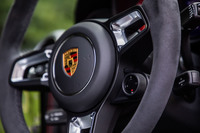 「718ケイマンGTS 4.0」には「スポーツクロノパッケージ」が標準装備される。ステアリングホイールのセンター部分4時位置に、走行モード切り替え用ダイヤルが備わる。