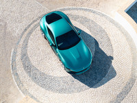 日常ユースの利便性も重視される「アマルフィ」には、車体前方の最低地上高を40mm上げられるフロントリフターシステム（車速35km/hまで利用可能）が用意される。