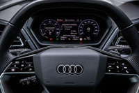 メーターには10.25インチの「アウディバーチャルコックピット」を採用。スピードメーターや充電残量、走行可能距離などに加え、マップやメディア情報なども表示できる。表示デザインは「クラシック」と「スポーツ」の2種類が用意されている。