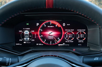 液晶メーターのサイズは12.3インチ。「スポーツ」「スポーツ＋」モードにすると右側が油温計（エンジン、トランスミッション、デフ）と水温計の固定表示になる。