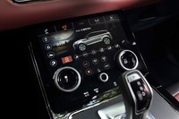 インパネセンター下部に備わる車両コントロール用のタッチスクリーン。写真はドライブモードの設定画面。