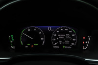 「e：HEV」専用デザインの液晶メーター。2眼表示時のパワーフローメーターは、加速時と減速時で指針の色や軌跡の表示を変えるなど、直感的にパワーユニットの作動状態が分かるよう工夫がなされている。