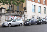 これはオペル販売店の写真にあらず。こうした“オペルかぶり”はイタリアの街で頻発する。先頭の2代目「アストラ ステーションワゴン」は、最低でも車齢14年だ。後ろには2台の「メリーバ」が続く。2020年5月、シエナで。