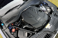 最高出力340psを発生する、3リッターV6直噴ターボエンジン。48V電源システムとベルト駆動オルタネーターを用いたマイルドハイブリッドドライブシステムが組み合わされている。