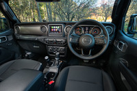 インテリアでは、奥行きのないダッシュボードなどに昔ながらの面影を残しているが、各部の質感や視認性などは確実にレベルアップしている。