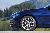 「F30」型こと先代「3シリーズ」のフロントまわりのサイドビュー。フロントにいくにつれて低められたボンネット形状と、フロントまわりの厚み、グリルの意匠などに注目。