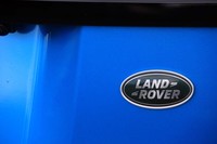 テールゲートに装着された「LANDROVER」のバッジ。ランドローバーは1948年の誕生以来、SUVの専門メーカー／ブランドとして数多くの名車を輩出してきた。