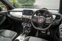 インテリアはブラックを基本に、随所にダークグレーのアクセントを採用。カーナビの設定はないが、センターディスプレイが「Apple CarPlay」と「Android Auto」に対応している。