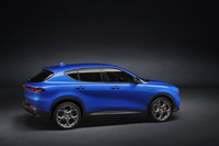 渕野「『トナーレ』は、デザイナーの意図した伸びやかさに対して、ホイールベースがちょっと短すぎたのかもしれませんね」　
	ほった「それは仕方ないですね。デザインのためにプラットフォームの設計を変えるわけにはいかないでしょうから」