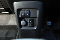 今回の仕様変更では、上級グレードに2個のUSB電源ソケットを標準採用。コネクティビティ―の改善を図っている。