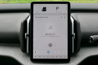 現状では「iPhone 15」をBluetooth接続して音楽を聴いている。本当はWi-Fi接続で音質に優れる「ワイヤレスCarPlay」を使いたいのだが。