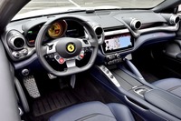 内装は大幅な変更を受け、インパネデザインは左右対称のデュアルコックピットタイプに。中央には10.25インチの大型タッチパネルが配置された。