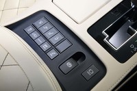 センターコンソールには車高調整やEV走行モードなどのスイッチが整然と並べられる。リアエンターテインメントシステムとコンソールボックスの陰になるため、後席からは見えないようになっている。