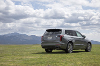 今回の試乗車は、「XT6」の日本導入を記念して90台限定で販売された「ナイトクルーズエディション」。専用装備の「ナイトビジョン」に加え、カタログモデルには設定のない外装色「サテンスティールメタリック」も特徴だった。