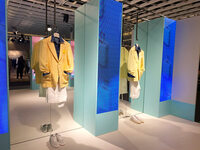 サルトリオ・ナポリの出展ブース。ジーンズ生地のシャツはダメージド加工が施されている。