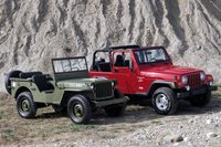 「ウィリスMB」（左）と「ジープ・ラングラー（TJ）」。「TJ」には「ジープCJ／ラングラー」として初めて、サスペンションにコイルスプリングが用いられた。