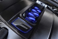 ブルーの色彩が鮮やかな、エンジンのインテークマニホールド。切削加工により元の10kgから700g軽量化された。