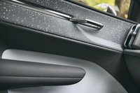 フロントのドアパネルには一般的なレバーやスピーカーが備わらない。デザインだけでなく、配線類を省くことも、その理由とされる。