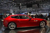 「フェラーリFF」。こちらもデビューの舞台となった2011年のジュネーブモーターショーにて。