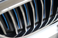 「BMW 530e」のグリル。車両の状態に応じて自動的にフラップを開閉することにより、エンジンの温度管理と空力性能の向上を両立させる。