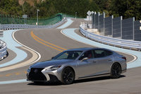 新色の「銀影ラスター」をまとう「LS500“Fスポーツ”」。今回の試乗では、Fスポーツ仕様を試すことはできなかった。