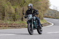 バッテリーには電圧72V、容量70Ah（5.0kWh）のリチウムイオン電池を採用。関係者によると、実走における航続距離は70～80kmとのことだ。