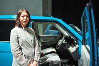 「N-ONE e：」のCMF（カラー・マテリアル・フィニッシュ）を担当した本田技術研究所デザインセンターの古小路実和（こしょうじ みわ）さん。「お客さまに提供したい価値を考えて、よりシンプルで使い勝手のいい内装とすることにしました」と語った。