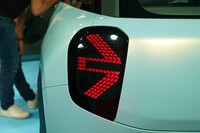 ユニオンジャックをかたどったリアコンビランプは現行モデルから引き継がれたデザイン要素のひとつだ。