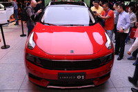 2017年の上海モーターショーに展示された「リンク＆コー01」。現行モデルとはグリルやパンパーの形状が異なる。