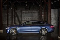 ホイールベースは2951mm。「AMG GT」がトランスアクスル方式のレイアウトを採用するのに対して、こちらの4ドアクーペモデルでは通常通りエンジン直後にトランスミッションを配置する。