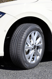 ネクセンのプレミアムタイヤ「エヌフィラSU1」。ドライでもウエットでも高い運動性能を発揮するうえに、優れた快適性と省燃費性、耐摩耗性も併せ持つ、欲張りなタイヤだ。