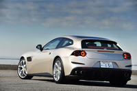 「GTC4ルッソT」の全幅は1980mm。リアスタイルは、ワイド＆ローなイメージが強調されている。