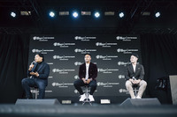 「ディフェンダー」のブランドアンバサダーを務めるラグビーワールドカップ2023フランス大会日本代表の稲垣啓太選手（写真左）、松島幸太朗選手（中央）、元ラグビー日本代表の福岡堅樹さん（右）らによるラグビートークショーの様子。