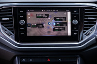 2020年12月以降に販売される「TDIスタイル」を除く「Tロック」の全モデルに、常時接続の新世代インフォテインメントシステム「ディスカバーメディア」を標準装備。写真は、走行履歴から主要な目的地までの所要時間をディスプレイに表示した様子。