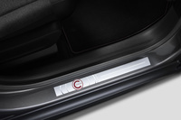 「C-Series」のロゴ入りドアステップ。