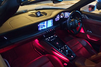 小さなレバー式シフトセレクターや10.9インチタッチスクリーンを備えたインテリアデザインは、他の「911」と基本的に共通。アップデートされた運転支援システムの採用も、最新世代911のセリングポイントだ。